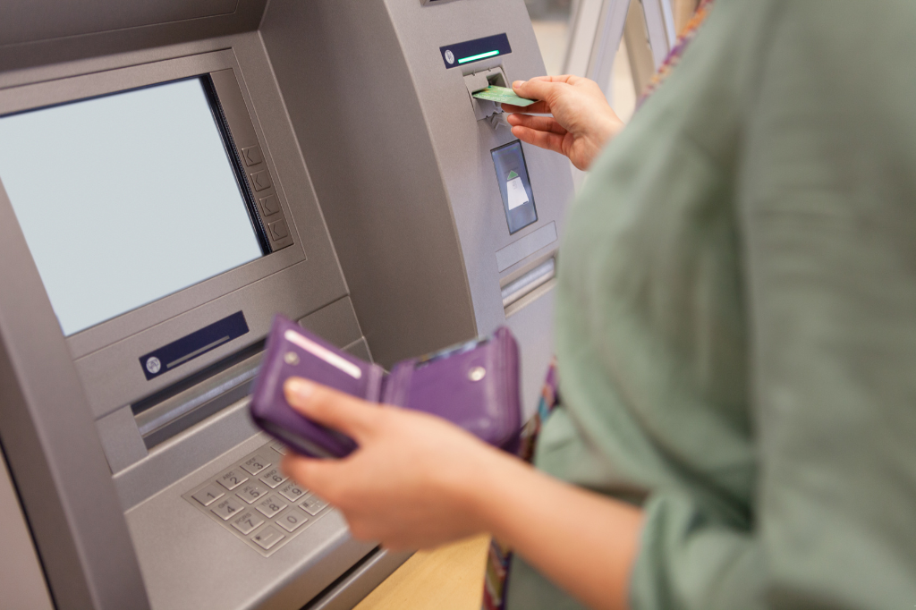 CECU alerta de los riesgos que supondría la OPA BBVA-Sabadell para las personas consumidoras