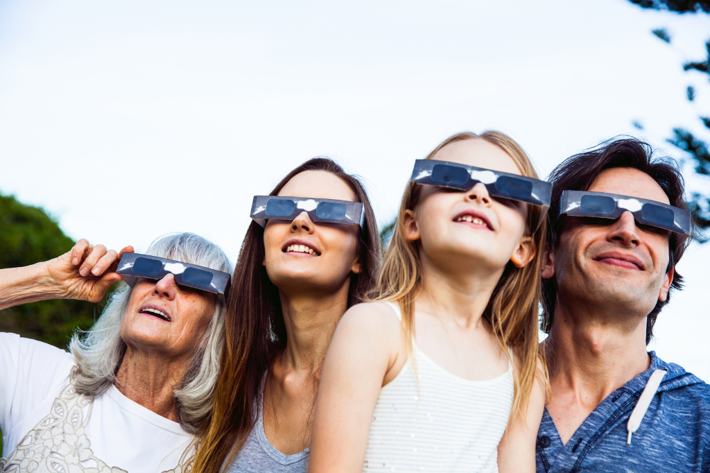 ¿Qué gafas son seguras para ver el eclipse solar?