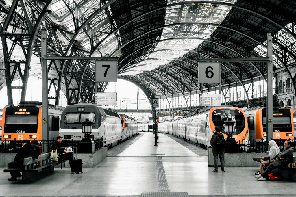 La Comisión Europea propone cambios en los viajes en tren: billete único, mayor transparencia en la venta y más derechos ante retrasos o cancelaciones